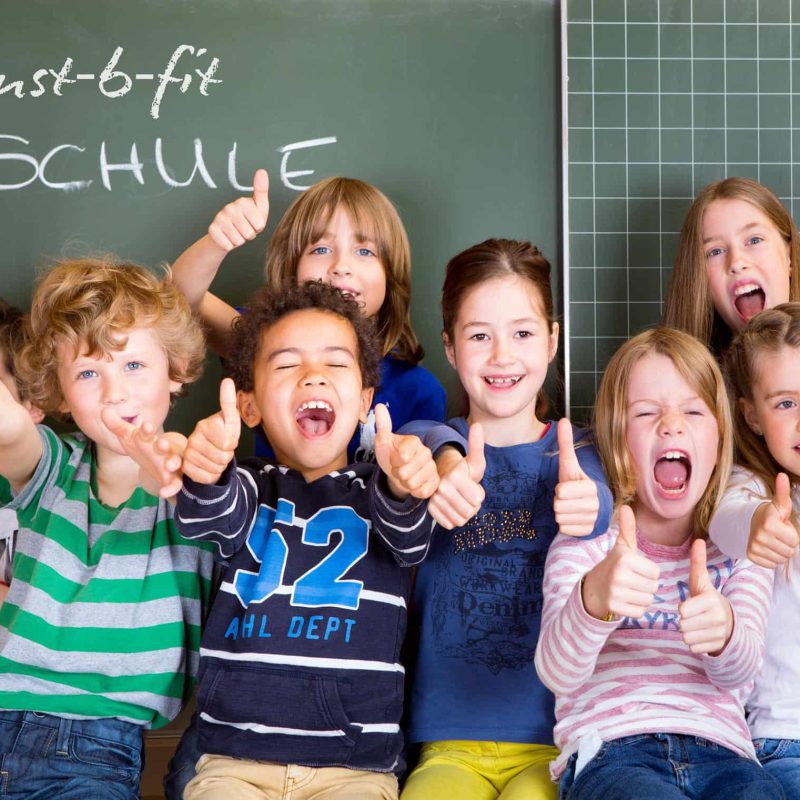 Kindergruppe nach Tanz- und Bewegungsprojekt in Schule mit Spaß und Teamgefühl